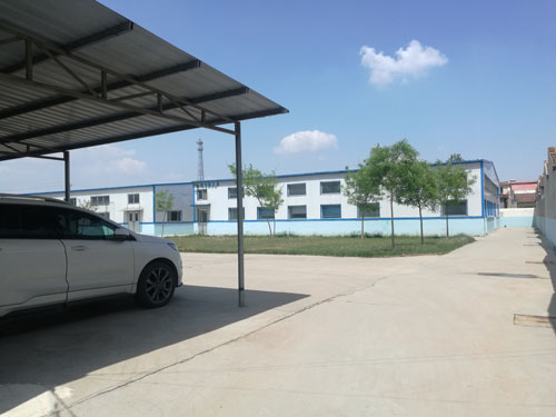德州健之源地處魯西北平原，毗鄰黃河故道森林公園，生產(chǎn)條件環(huán)境優(yōu)越，擁有現(xiàn)代化的廠房，標(biāo)準(zhǔn)化的生產(chǎn)車間，公司擁有三證：SC食品生產(chǎn)許可證、GMP證、食品出口生產(chǎn)企業(yè)證書，生產(chǎn)過程中采用ISO22000管理體系進(jìn)行科學(xué)管理，并擁有近十年的生產(chǎn)加工經(jīng)驗，產(chǎn)品口感、湯色、功效等各項指標(biāo)均能達(dá)到客戶滿意，生產(chǎn)采用全自動帶線帶牌袋泡茶包裝機(jī)生產(chǎn)線，有全套的粉碎和超微粉碎、分篩、烘干、滅菌、制粒、制袋等設(shè)備，科學(xué)的生產(chǎn)工藝和嚴(yán)格規(guī)范的滅菌殺毒技術(shù)。